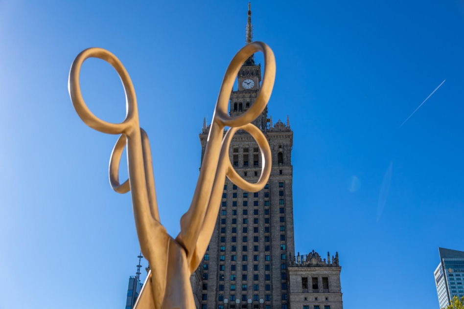 „Sobowtórka” - monumentalne, złote nożyce autorstwa VALIE EXPORT stanęły przed Muzeum Sztuki Nowoczesnej