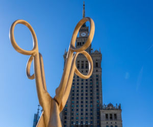 „Sobowtórka” - monumentalne, złote nożyce autorstwa VALIE EXPORT stanęły przed Muzeum Sztuki Nowoczesnej