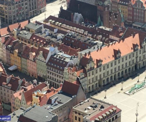Policyjny śmigłowiec patroluje Wrocław