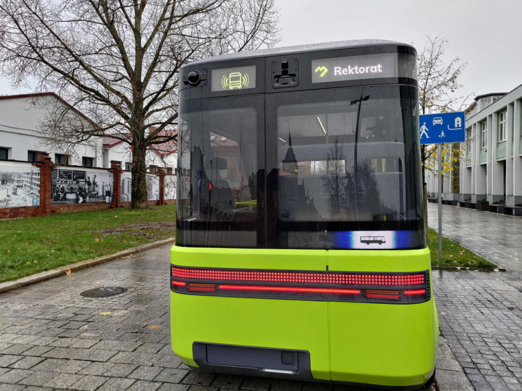 Bus bez kierowcy wozi ludzi