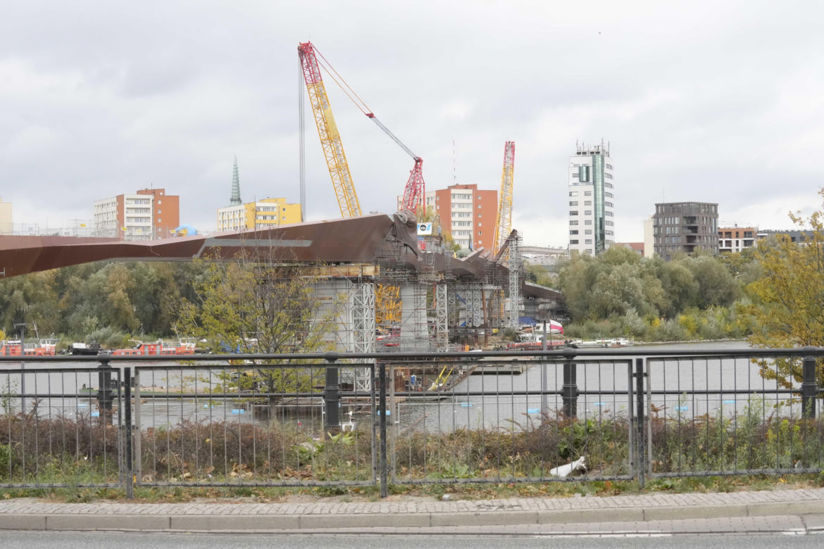 Nowy most pieszo-rowerowy w Warszawie połączył brzegi Wisły