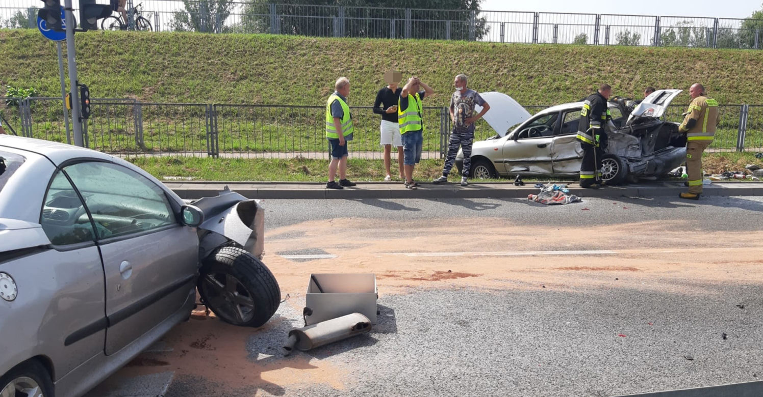 Trzy auta zderzyły się na Wale Miedzeszyńskim w Warszawie. Kierująca peugeotem była pijana. Trzy osoby w szpitalu