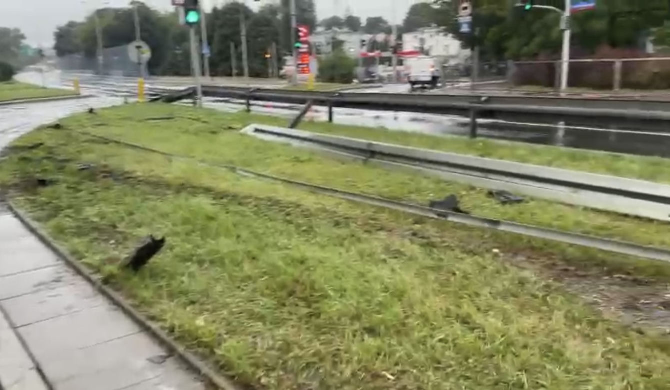 Trójka rannych po wypadku na Wale Miedzeszyńskim. „Popisywał się, próbował driftować”
