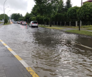 Ulewa w Rzeszowie! Rynny nie wytrzymują od nadmiaru deszczu [ZDJĘCIA,WIDEO]
