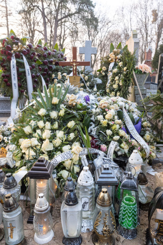 Agata osierociła dwójkę małych dzieci. Jej grób tonie w kwiatach 
