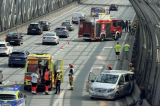 Osobówka dachowała na S8. Dwoje dzieci w szpitalu!