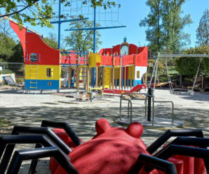 Statek piracki nabiera kształtów. Kiedy otwarcie placu zabaw w Parku Tysiąclecia w Lesznie? [ZDJĘCIA/FILM]