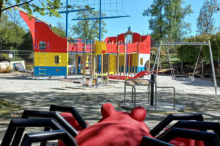 Statek piracki nabiera kształtów. Kiedy otwarcie placu zabaw w Parku Tysiąclecia w Lesznie? [ZDJĘCIA/FILM]