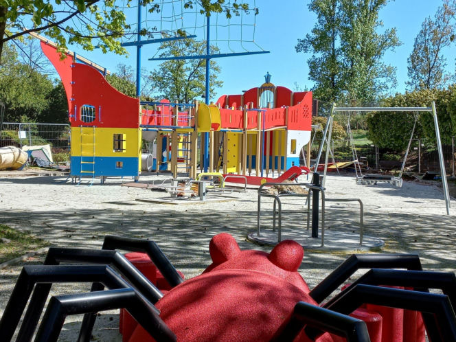 Statek piracki nabiera kształtów. Kiedy otwarcie placu zabaw w Parku Tysiąclecia w Lesznie? [ZDJĘCIA/FILM]