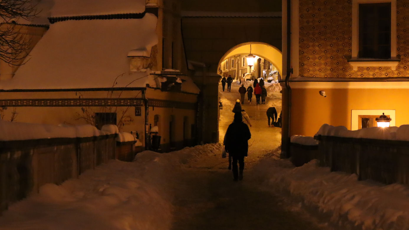 Lublin wieczorową porą. W mieście świąteczne ozdoby i hałdy śniegu. Zobacz zdjęcia!