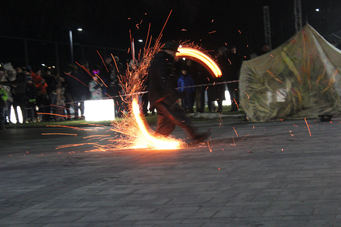 WOŚP 2023 w Krakowie: Fire Show w Nowej Hucie w wykonaniu grupy Spontan Fire