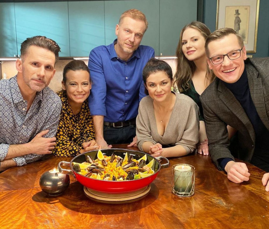 M jak miłość. Magda (Anna Mucha), Andrzej Budzyński (Krystian Wieczorek), Kinga (Katarzyna Cichopek), Piotrek (Marcin Mroczek), Anita (Melania Grzesiewicz), Kamil (Marcin Bosak)