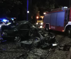 Tragedia w Toruniu. Kierowca UDERZYŁ W SŁUP TRAKCJI