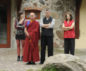 SIŁA WYŻSZA, odc. 7. Agata (Dagmara Bąk), Mistrz Tashi Ga (Krzysztof Dracz), Tomasz Malicki (Piotr Grabowski), Dorota Bolska (Anna Dereszowska)
