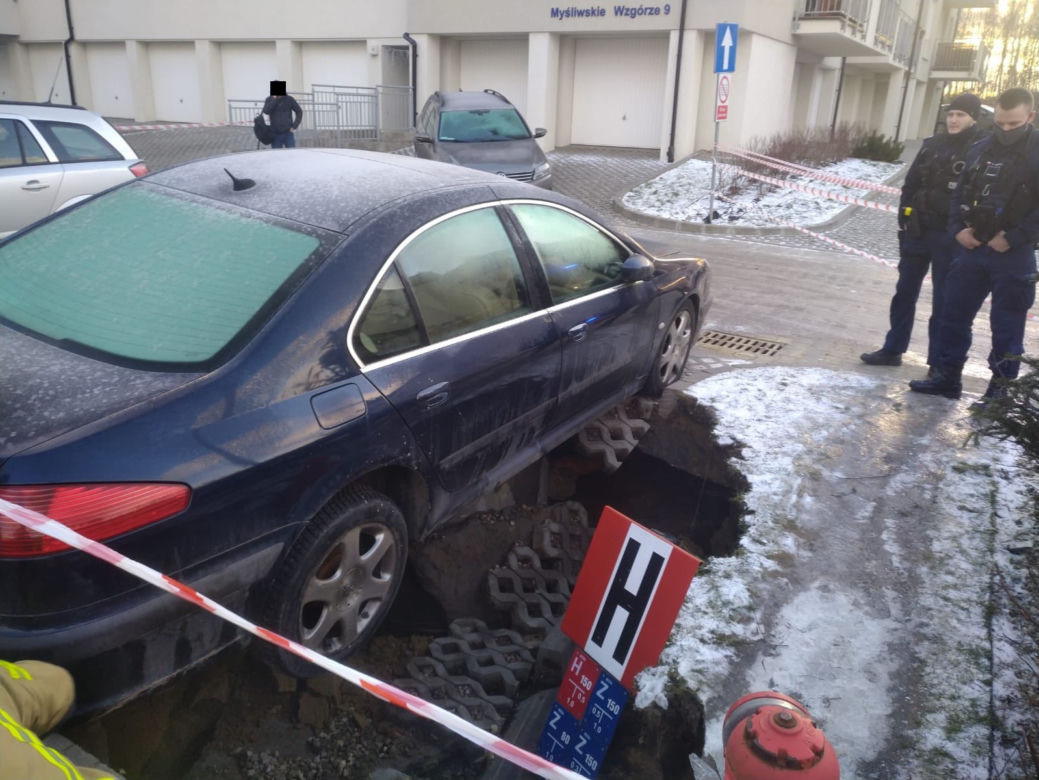Gdańsk. Pod samochodem powstała dziura w ziemi