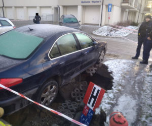 Gdańsk. Pod samochodem powstała dziura w ziemi