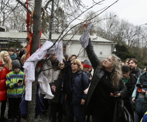 Zarzucili ambasadę gratami. Niecodzienna akcja na Belwederskiej