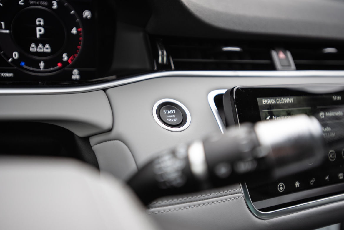 Range Rover Evoque D240 HSE vs Lexus UX 250h 