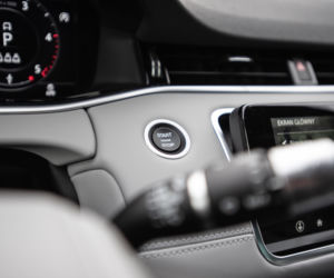 Range Rover Evoque D240 HSE vs Lexus UX 250h 