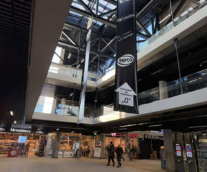 Pracownicy korzystają z prywatnych grzejników, a podróżującym - przyda się sporo cierpliwości