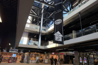 Pracownicy korzystają z prywatnych grzejników, a podróżującym - przyda się sporo cierpliwości