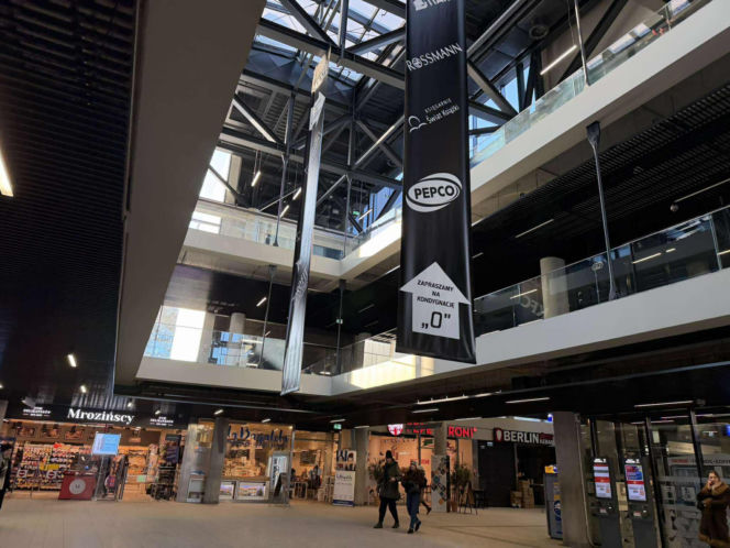 Pracownicy korzystają z prywatnych grzejników, a podróżującym - przyda się sporo cierpliwości