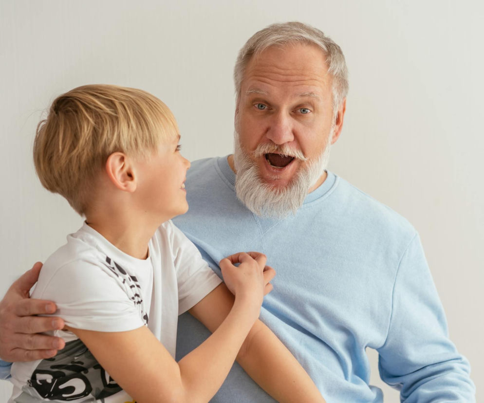 Życzenia na Dzień Dziadka 2026. Gotowe życzenia na kartę i SMS - piękne, mądre i od serca