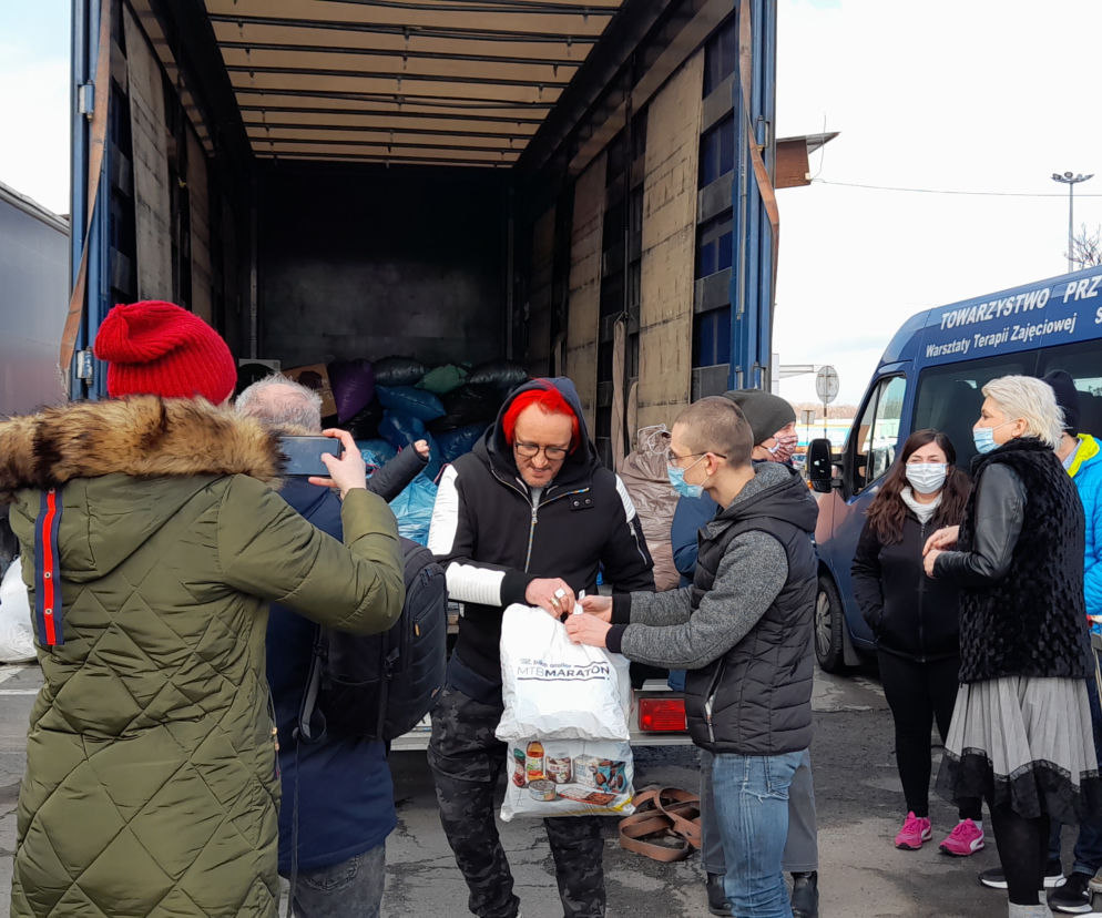 Zbiórka odzieży przed CH Auchan w Sosnowcu 