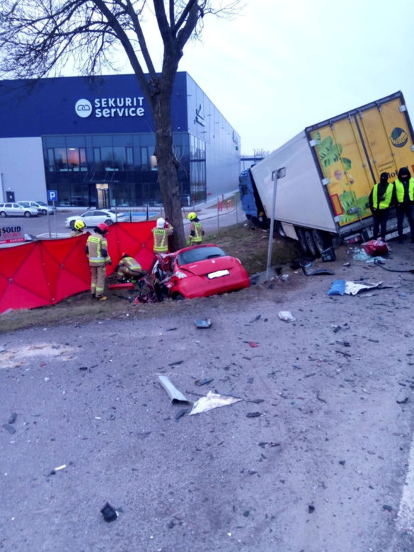 Śmiertelny wypadek na DK14! Mieszkaniec Łodzi nie miał szans w zderzeniu z tirem [ZDJĘCIA]. 