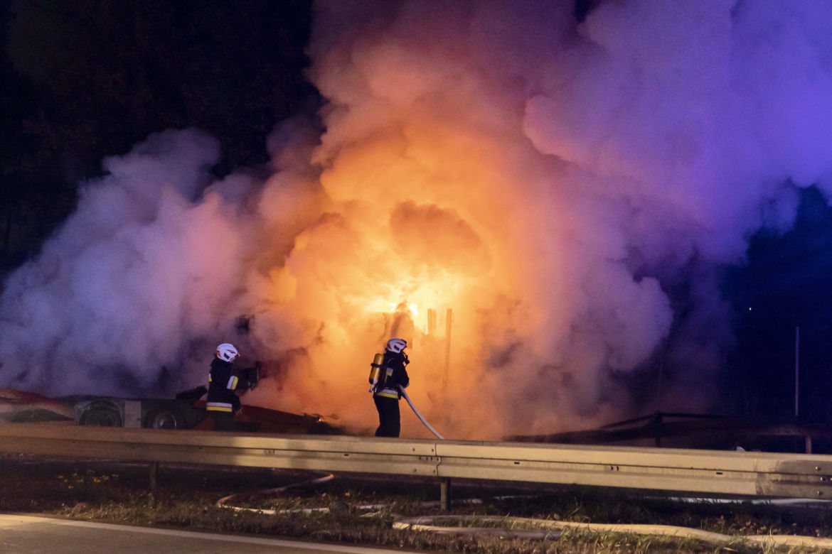 Zderzenie 5 pojazdów na A4. Paliła się ciężarówka! [ZDJĘCIA]