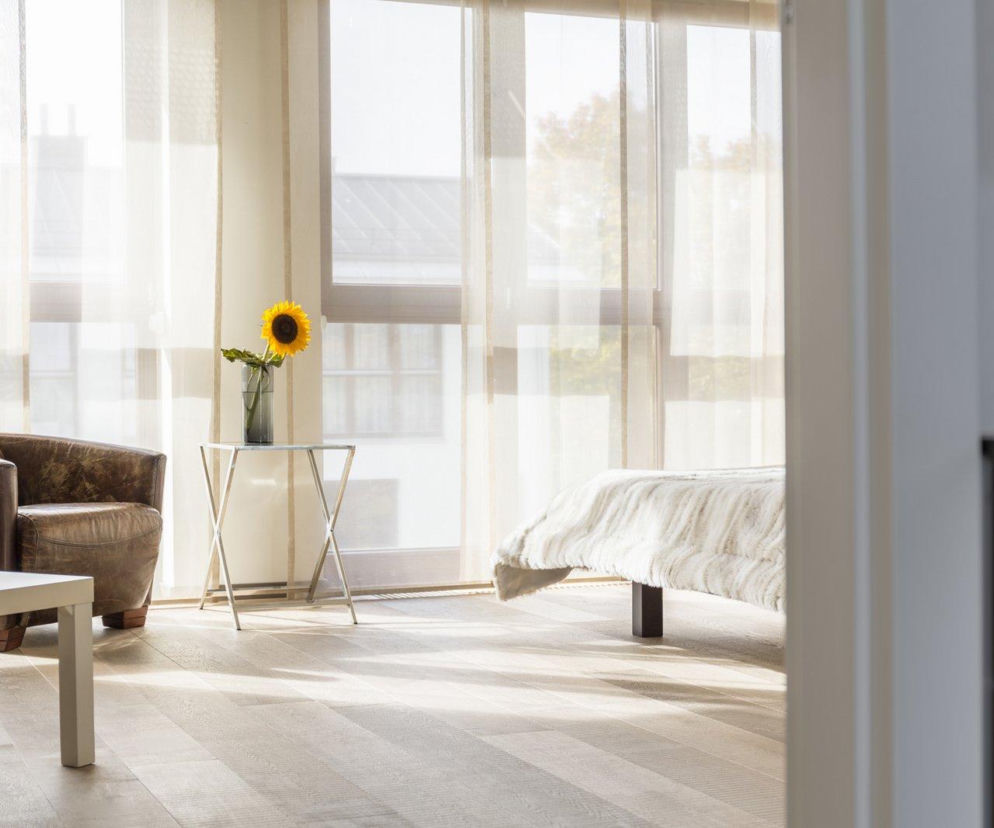 Ukryte zawiasy w oknach – dlaczego warto postawić na nowoczesne rozwiązania