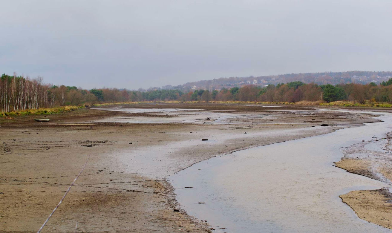 Mroczne klimaty nad zalewem brodzkim. Idealne na spacer dla fotografów