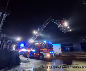 Potężny pożar zakładu produkcyjnego w Gręboszowie. W akcji kilkudziesięciu strażaków