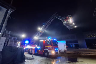 Potężny pożar zakładu produkcyjnego w Gręboszowie. W akcji kilkudziesięciu strażaków