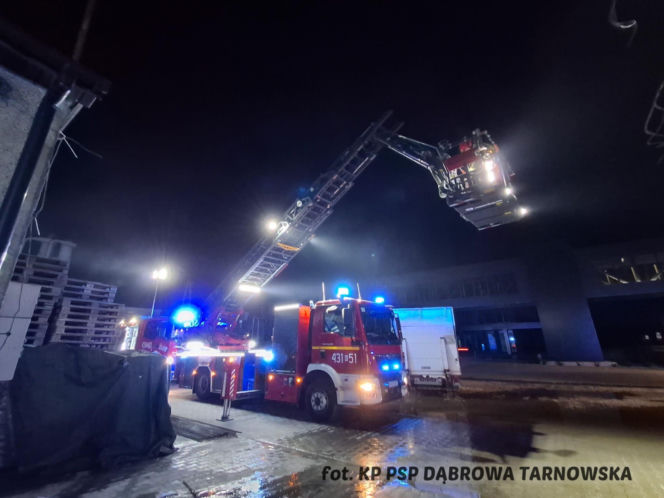 Potężny pożar zakładu produkcyjnego w Gręboszowie. W akcji kilkudziesięciu strażaków