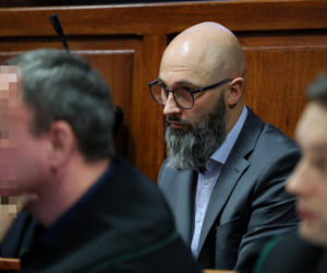 Ks. Olszewski zupełnie odmieniony, bez koloratki, z długą brodą