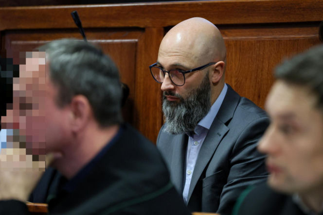 Ks. Olszewski zupełnie odmieniony, bez koloratki, z długą brodą