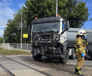 Dramatyczne sceny w Jastrowiu. Ciężarówka wjechała w pociąg z 400 pasażerami!