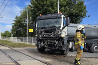 Dramatyczne sceny w Jastrowiu. Ciężarówka wjechała w pociąg z 400 pasażerami!