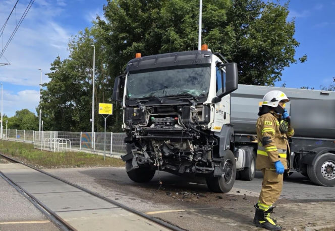 Dramatyczne sceny w Jastrowiu. Ciężarówka wjechała w pociąg z 400 pasażerami!