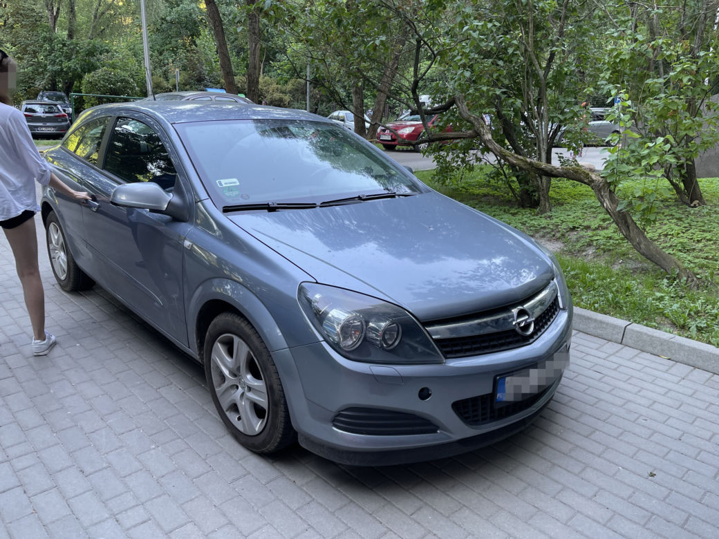 Według relacji świadków opel jechał szybciej niż powinien 