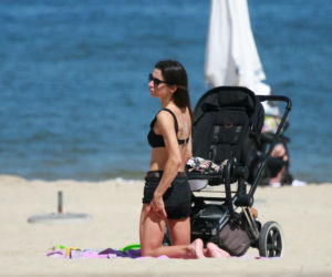 Marta Kaczyńska okopała się z synkiem na plaży