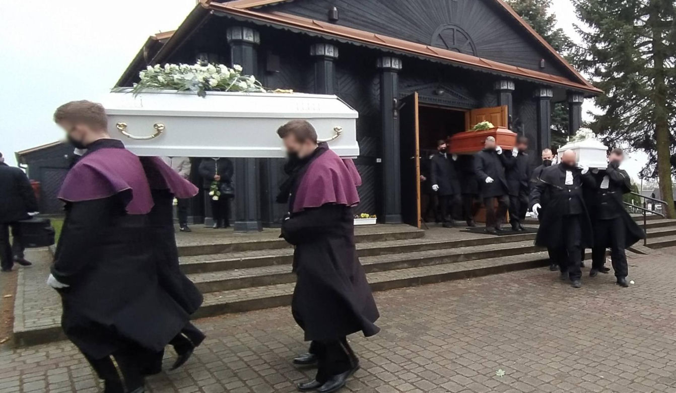 Pożar wybuchł w nocy. Ogień i dym odcięły drogę ucieczki czteroosobowej rodzinie