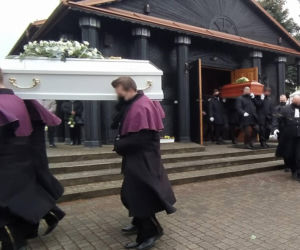 Pożar wybuchł w nocy. Ogień i dym odcięły drogę ucieczki czteroosobowej rodzinie