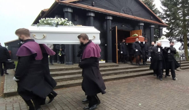 Pożar wybuchł w nocy. Ogień i dym odcięły drogę ucieczki czteroosobowej rodzinie