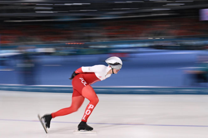 Panczenista Władimir Siemirunnij po biegu na 10 km, który dał mu srebrny medal olimpijski