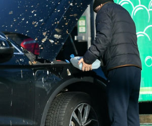 Robert Więckiewicz myje samochód