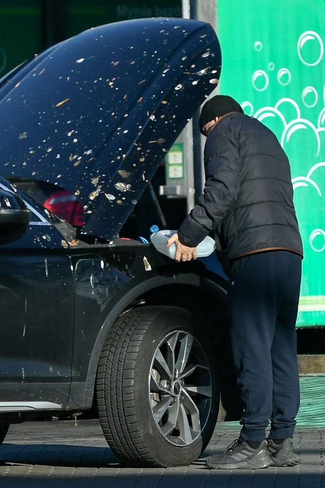 Robert Więckiewicz myje samochód