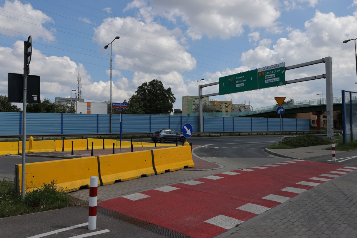Zamknęli zjazd na osiedle. Mieszkańcy są wściekli