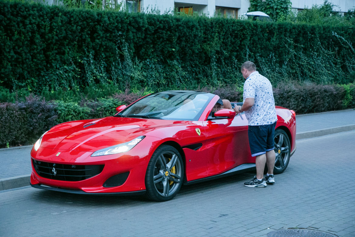 Patryk Vega w Ferrari Portofino wartym milion złotych